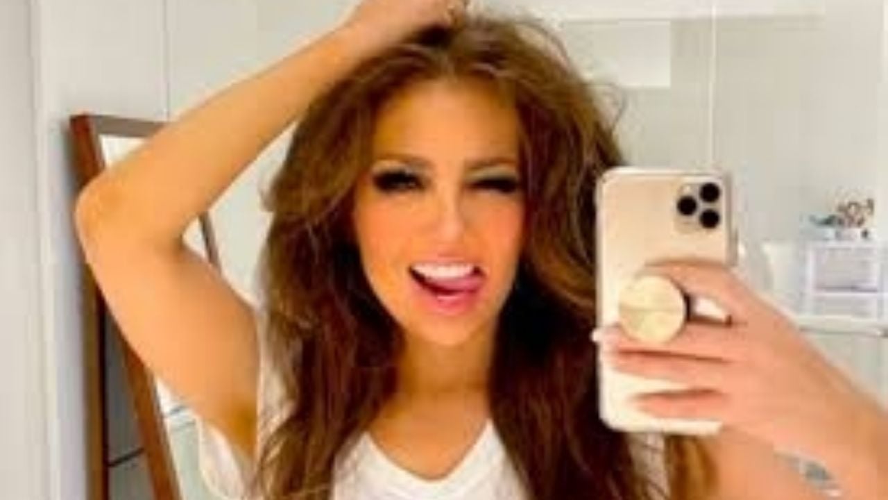 Thalía cautiva a sus fans con su carisma mientras usa un overol en Instagram