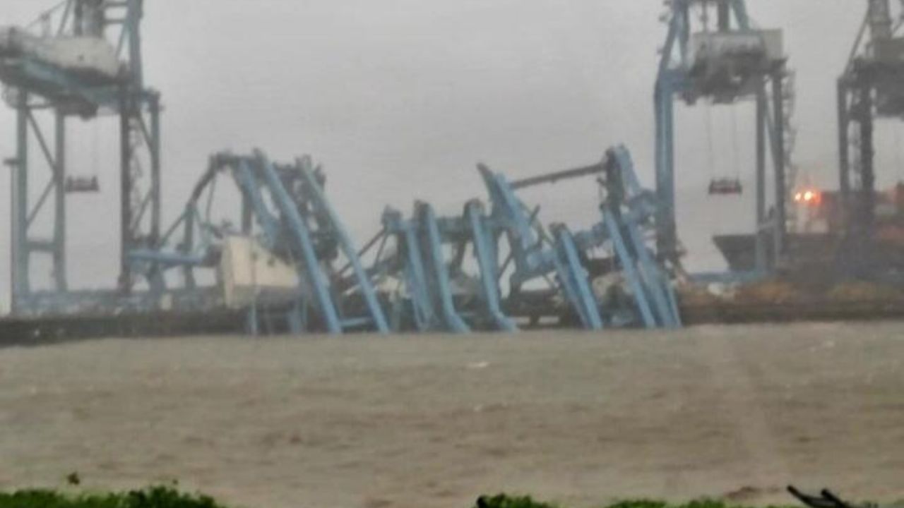 Tres grúas colapsan en un importante puerto de Bombay tras la fuertes lluvias