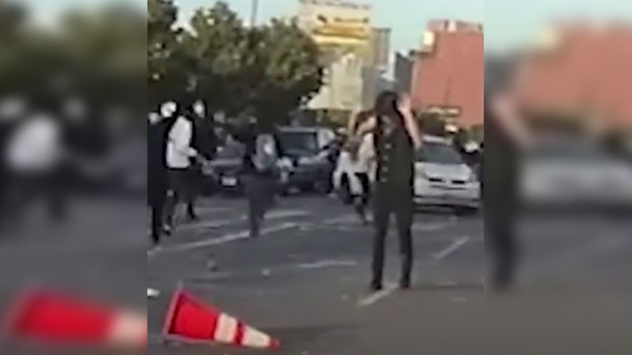 VIDEO: Policía de Los Ángeles dispara a joven en la cabeza durante protesta