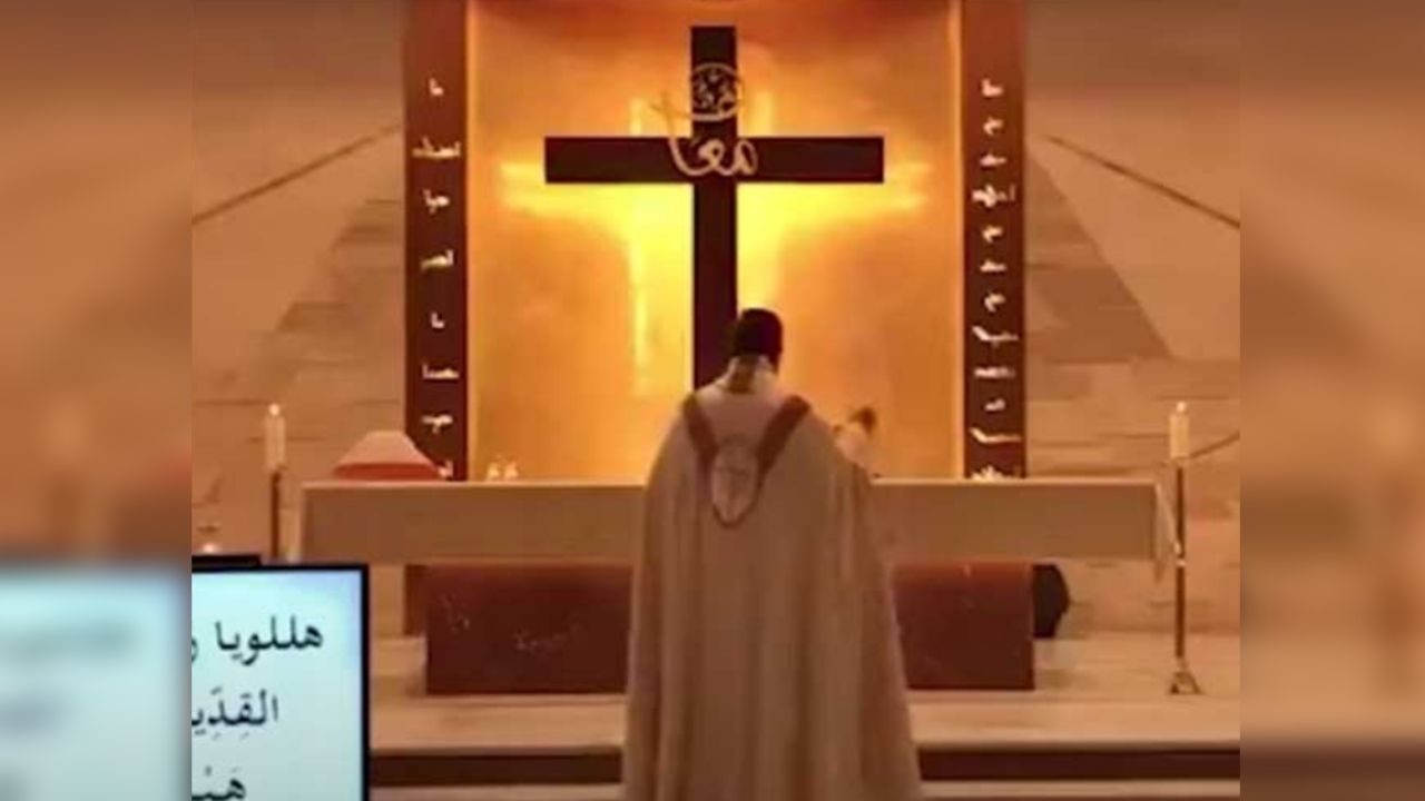VIDEO: Techo de una iglesia caen sobre feligreses tras potente explosión de Beirut