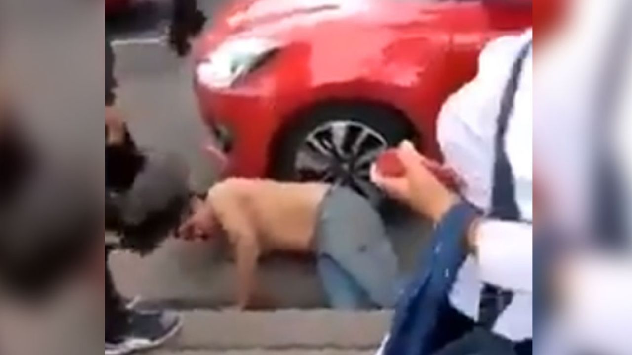 VIDEO: Comerciantes linchan a presunto ladrón en el mercado de Cuemanco