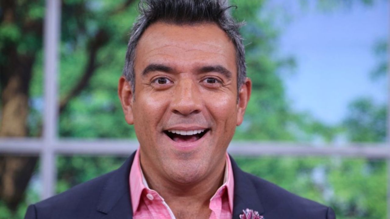 Tras volver a Televisa, Héctor Sandarti exhibe la ‘sucia jugada’ de Telemundo para despedirlo