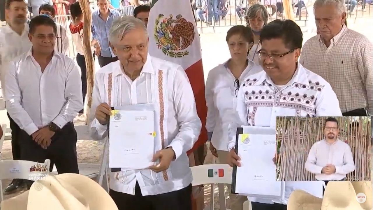 AMLO firma acuerdo con tribu Yaqui sobre plan de justicia, lejos del caos carretero en Vícam