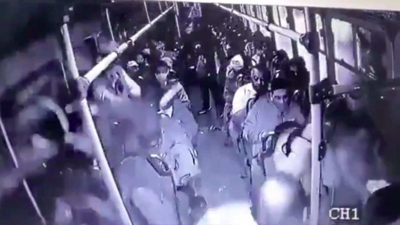 VIDEO: Policía de la CDMX abate a presuntos asaltantes al interior de un camión