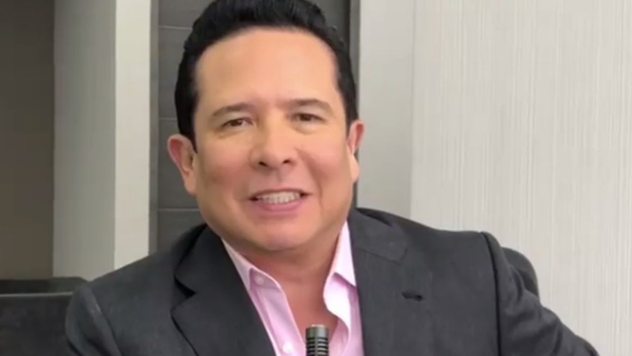 “No tiene cuello”: Conductor de ‘Hoy’ destruye a Gustavo Adolfo Infante al aire en Televisa