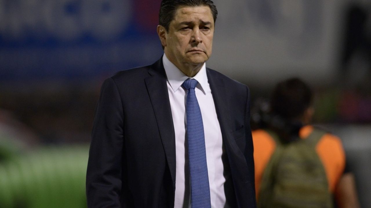 Luis Fernando Tena termina de ser director técnico de las Chivas