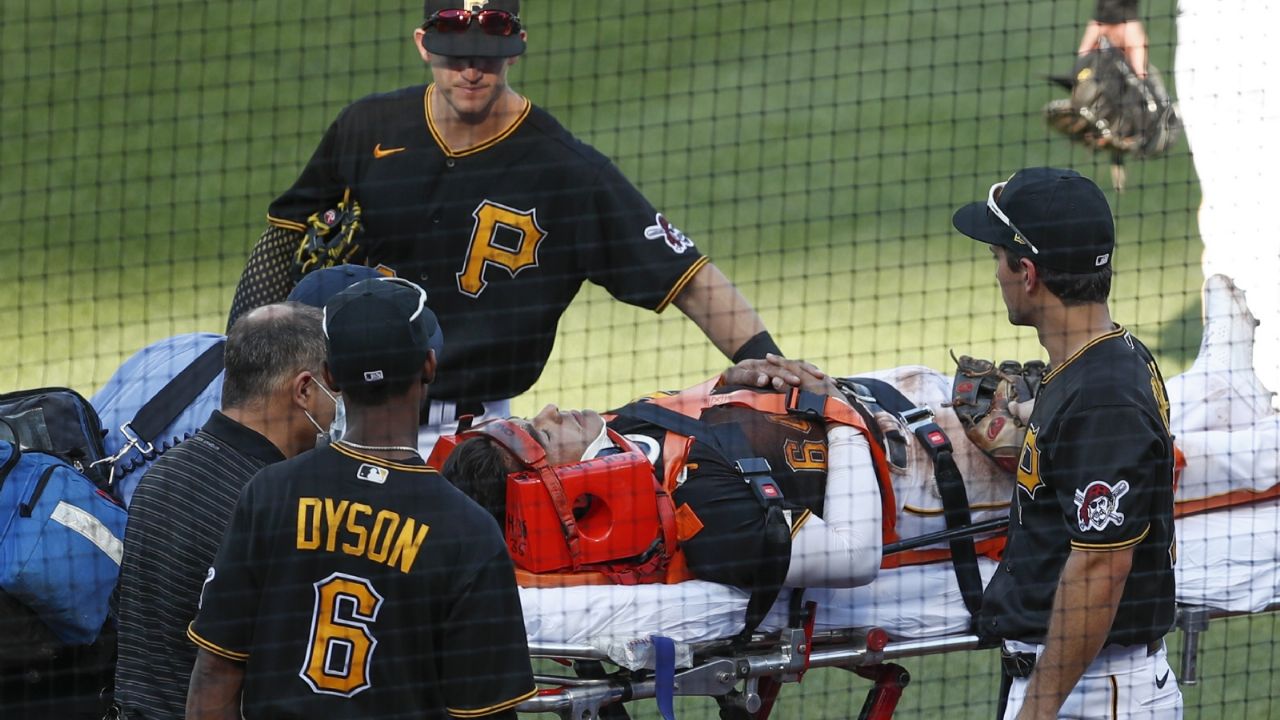 Los piratas pierden a un pelotero toda la temporada tras ser noqueado en un choque