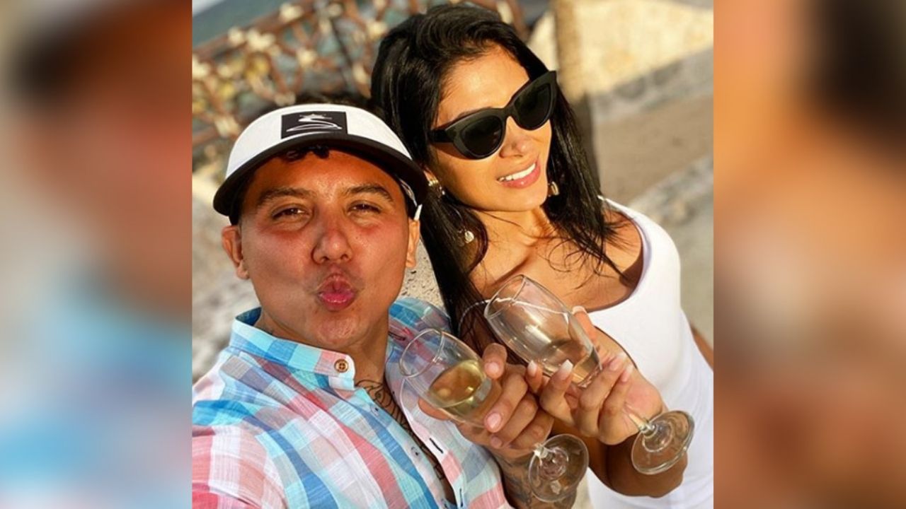 Edwin Luna exhibe a su esposa sin maquillaje y la destrozan en Instagram: “Doña arruguitas”