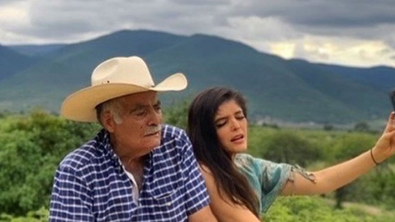 Tras un largo tiempo de ausencia: Ana Bárbara vuelve a encontrarse con su padre