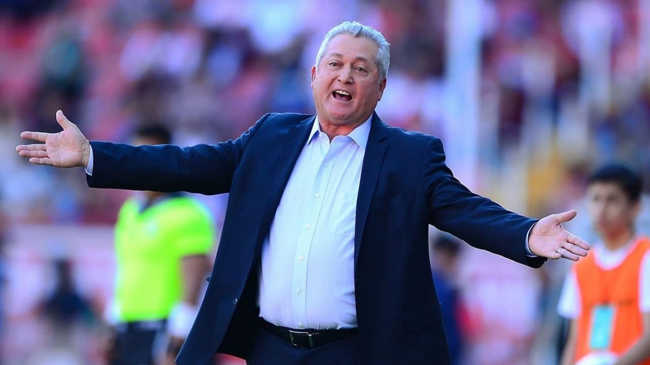 De vuelta al trabajo: Vucetich, a solo una firma de ser nuevo DT de Chivas