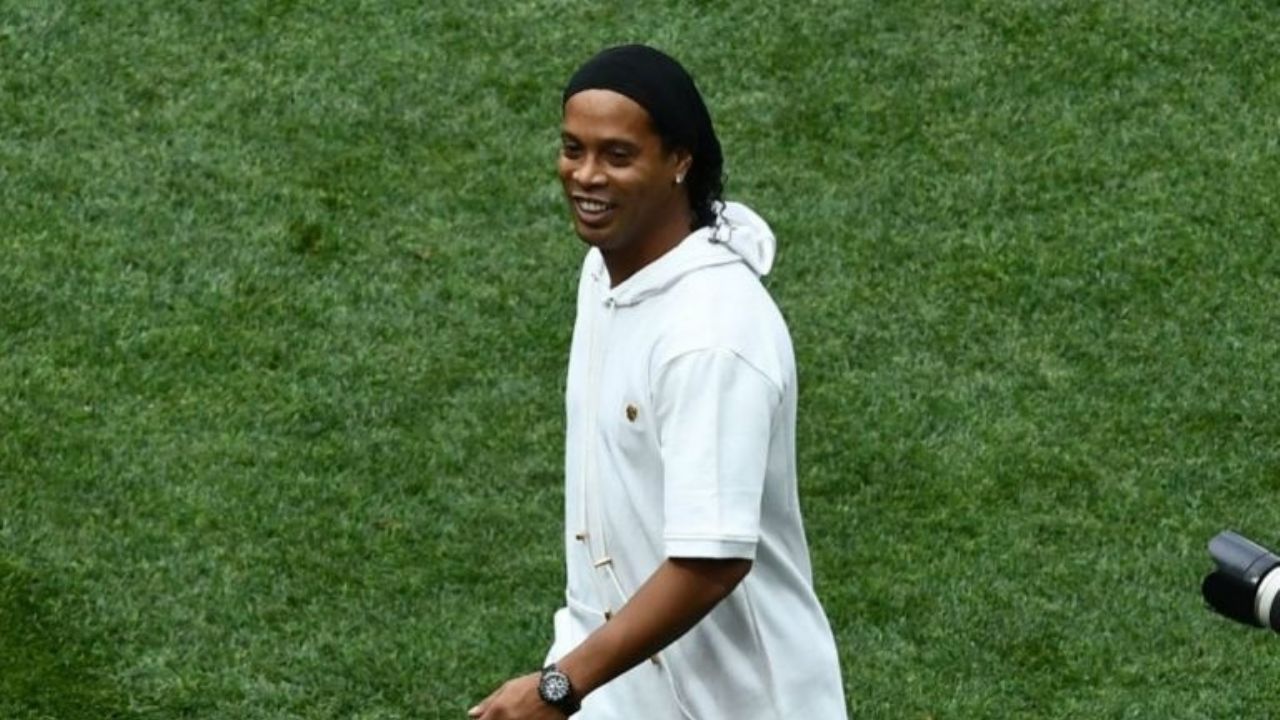En medio de prisión domiciliaria, Ronaldinho pasaría sus noches de fiesta con modelos