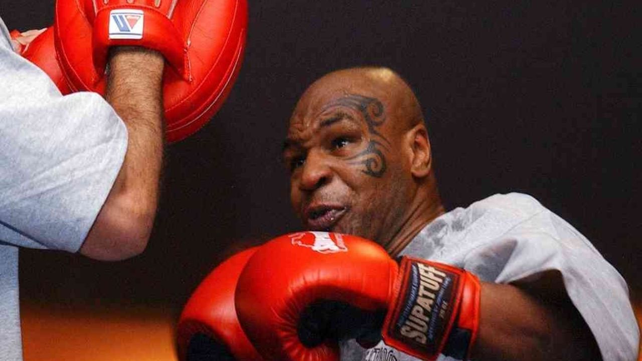VIDEO: Impactante momento en que Mike Tyson inmoviliza a tiburón con sus manos