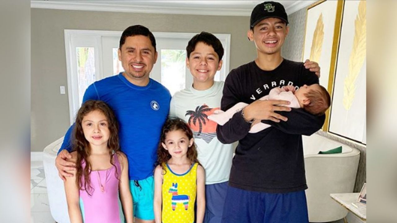 ¡Igualita que el papá! Larry Hernández arruina el juego y deja ver a Dalett