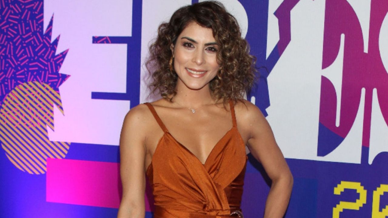 “Divina”: María León cautiva a sus fans al derrochar belleza desde el jardín