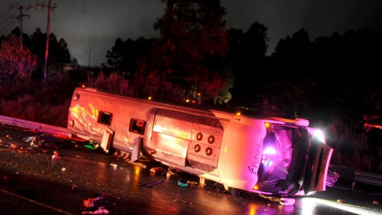 Al menos 10 muertos, el saldo de la trágica volcadura de un autobús de pasajeros