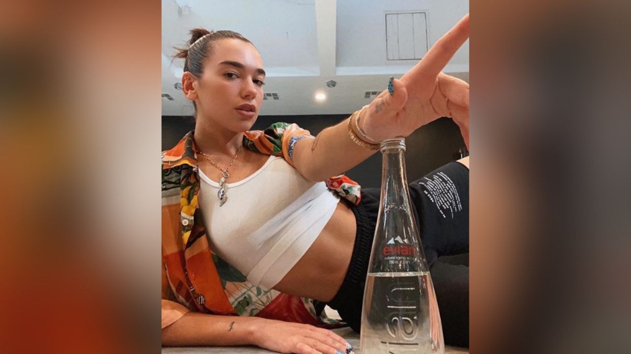 Dua Lipa desata la locura en Instagram al posar en espectacular vestido de cuero negro