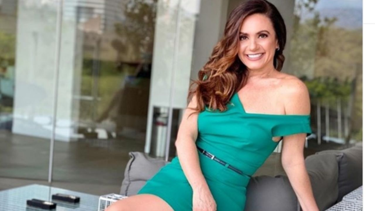Penélope Menchaca deslumbra en los pasillos de TV Azteca al lucirse con tremendo vestido