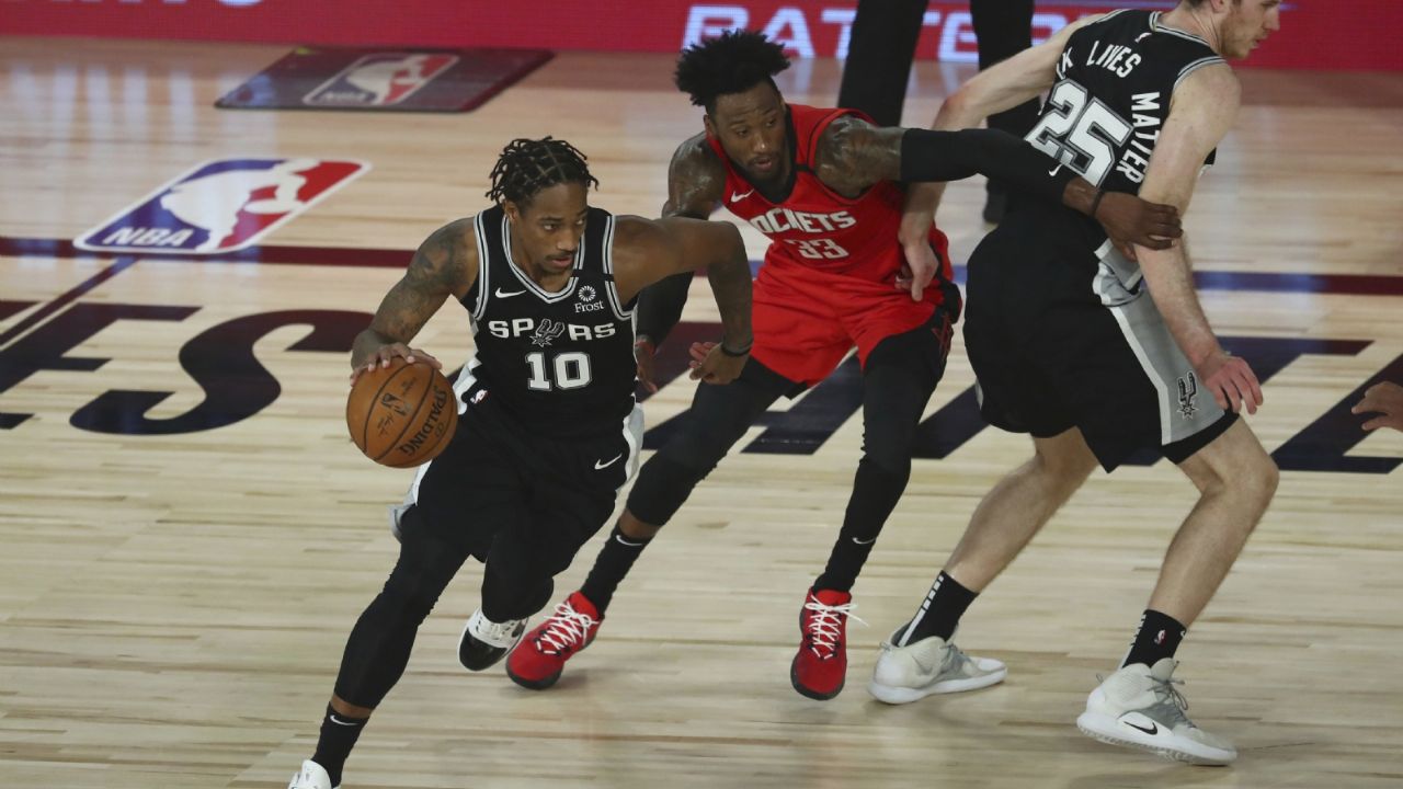 Los Spurs derrotan a los Rockets y siguen aspirando a la postemporada de la NBA