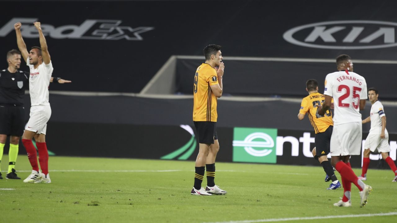Jiménez falla penal y el Wolverhampton es eliminado de la Europa League por el Sevilla