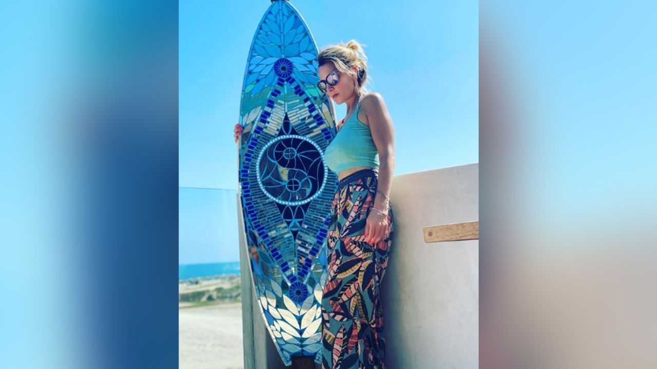 Fey deslumbra a fans al asolearse desde el balcón en veraniego ‘outfit’