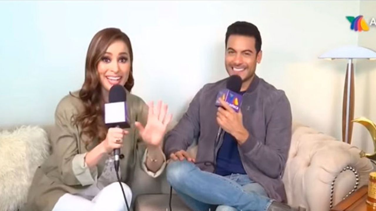 Carlos Rivera posa desde la cama y Cynthia Rodríguez se lo ‘come’ vivo: “El mejor”