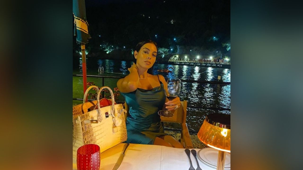 Georgina, novia de Cristiano Ronaldo, cautiva al asolearse desde lujoso yate