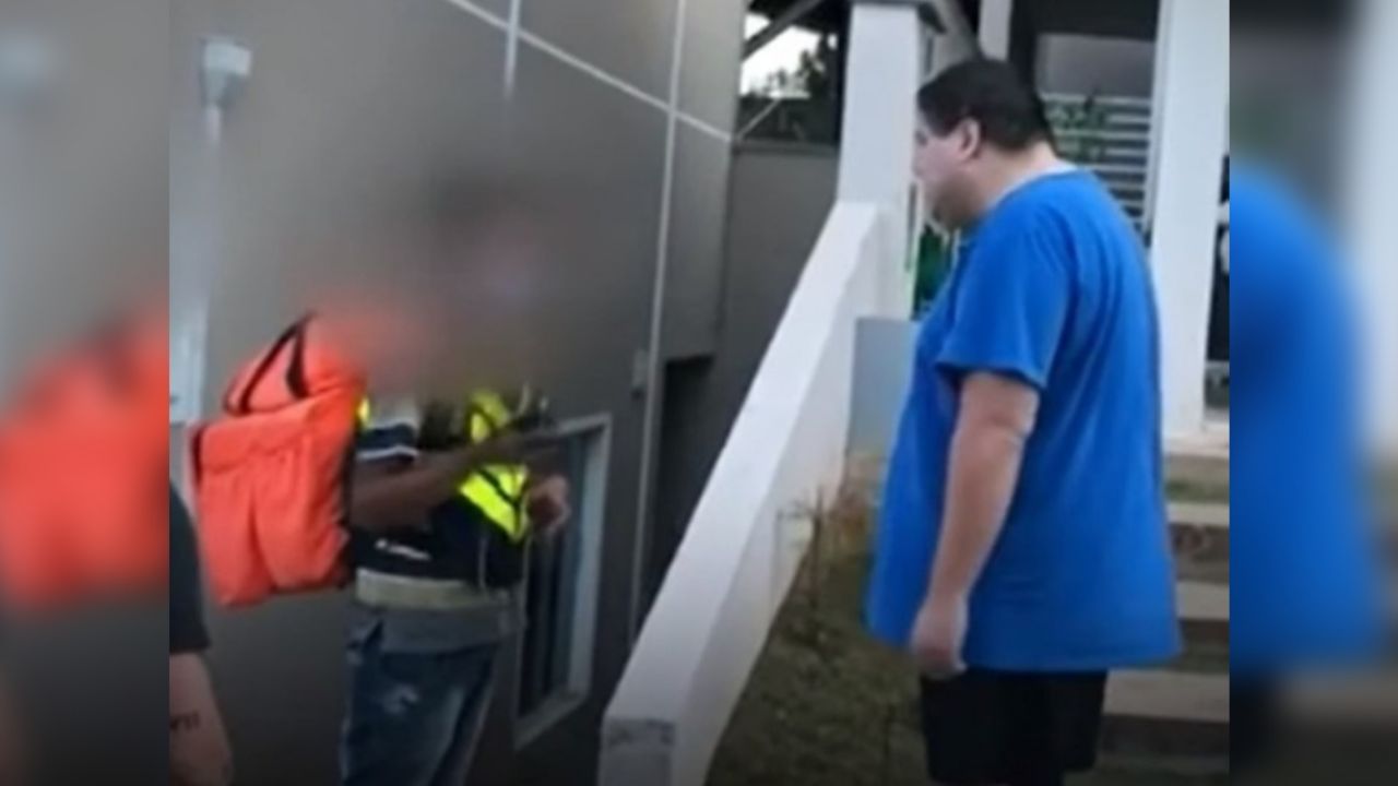 VIDEO: Hombre humilla con insultos racistas a un repartidor de comida en Brasil