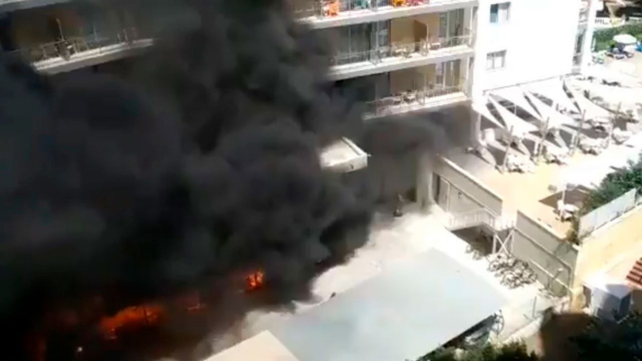VIDEO: Potente incendio arrasa un hotel en las costas mediterráneas de España