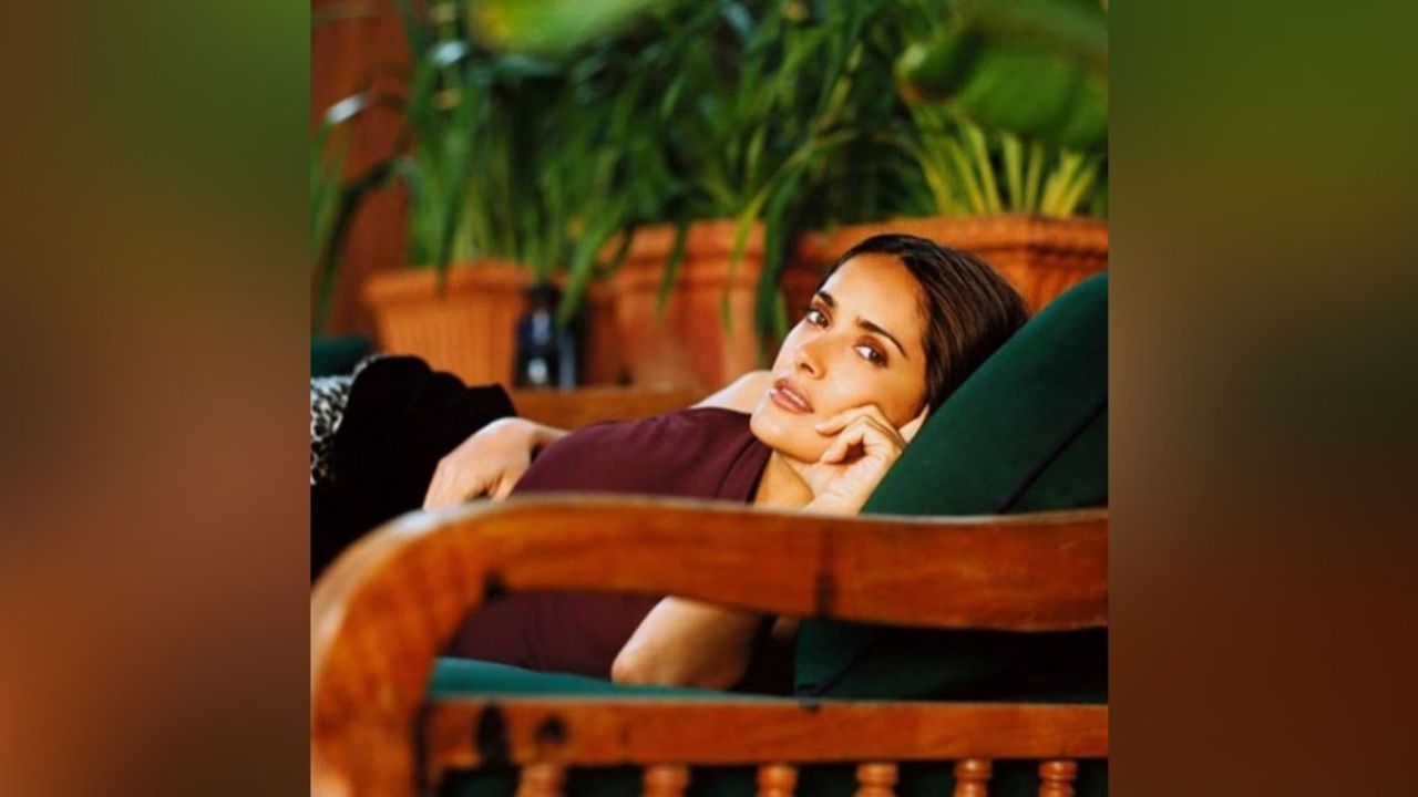 Con impactante pose y un delicado vestido, Salma Hayek causa furor en Instagram