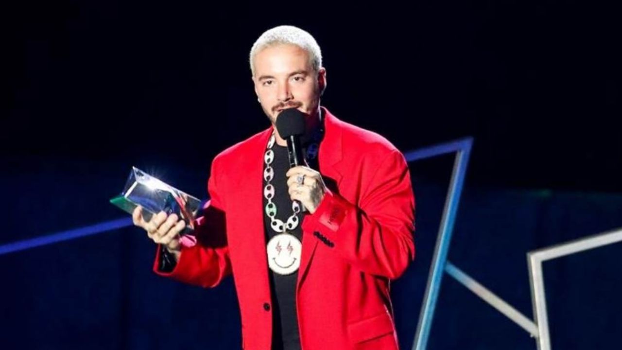 ¡J Balvin tiene Covid-19! El cantante lo revela en los Premios Juventud: “Me ha dado muy duro”