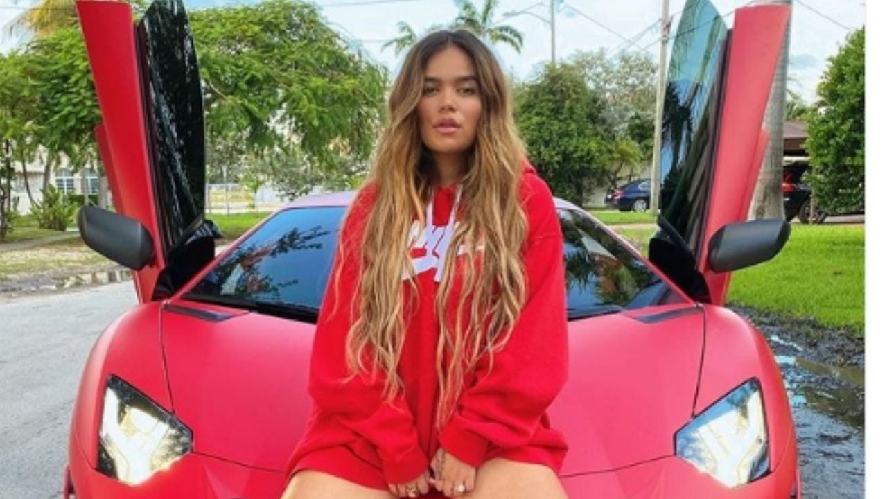 ¿Confirmado? Karol G presume su pancita de “embarazo” en Premios Juventud y así reaccionan fans