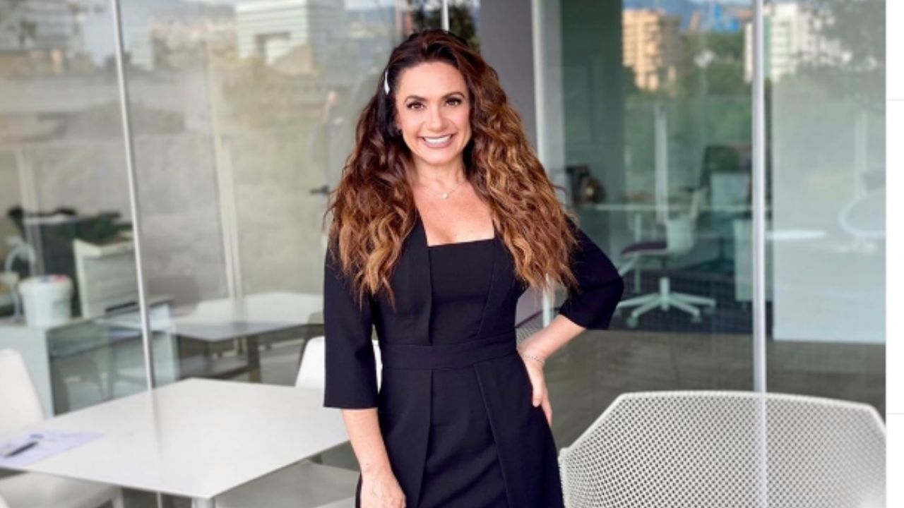 Penélope Menchaca cautiva en los pasillos de TV Azteca al lucir tremendo vestido de verano
