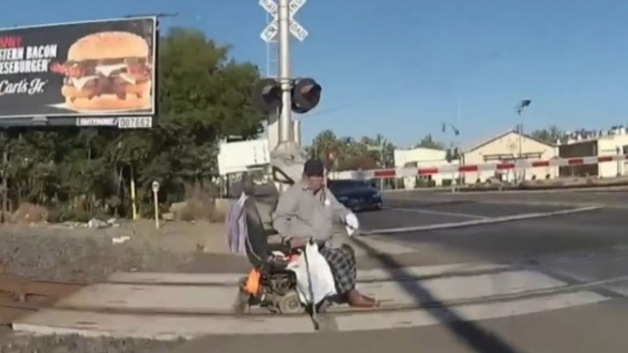 VIDEO: Policía heroina salva a un hombre de morir arrollado por el tren
