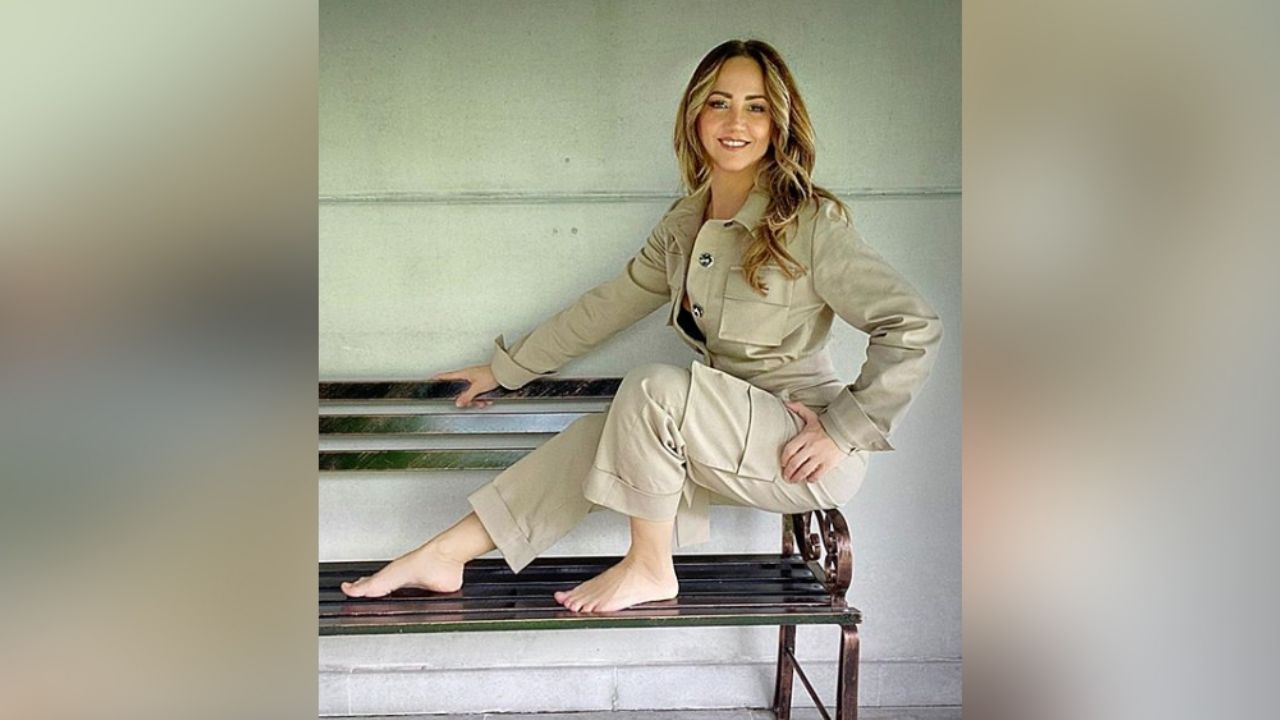 Andrea Legarreta derrocha belleza en Televisa al lucirse en exquisito ‘outfit’