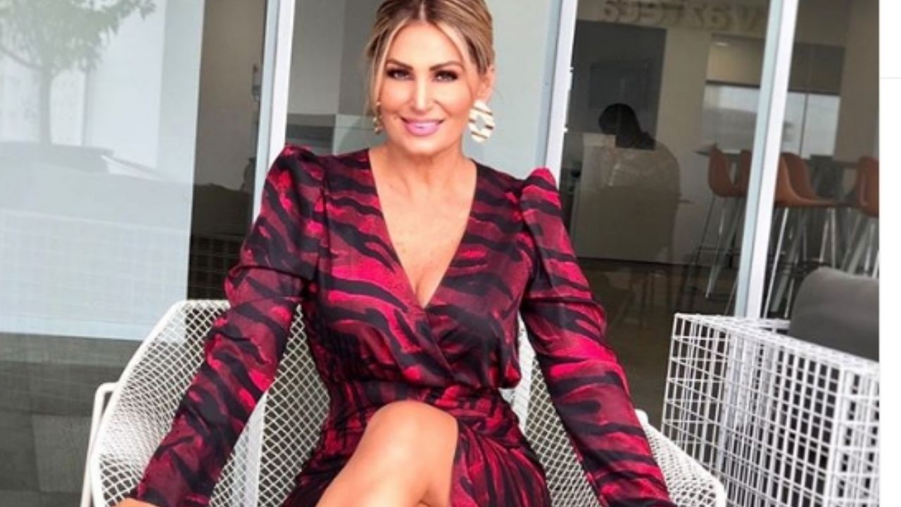 A sus 45 años, Anette Cuburu enloquece el foro de TV Azteca al lucirse en ‘VLA’ con tremendo ‘outfit’