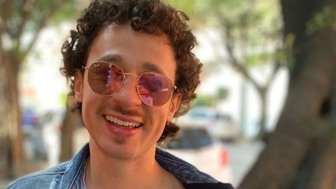 VIDEO: Luisito Comunica sufre accidente con un cuchillo y acaba con herida