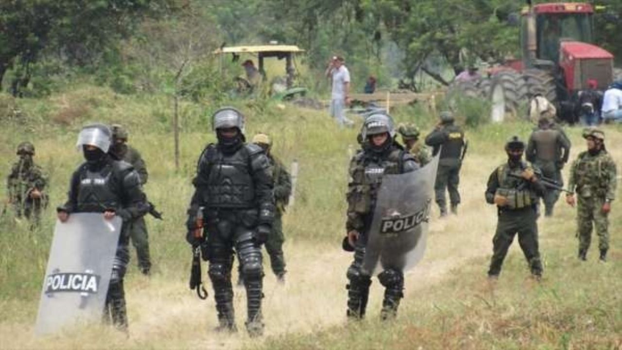 Denuncian que periodista indígena fue asesinado a manos de la Policía de Colombia