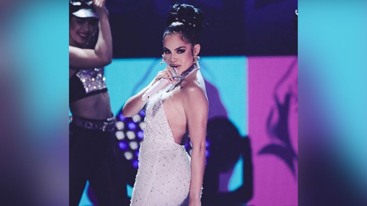 Natti Natasha causa furor en Instagram al posar en transparente vestido