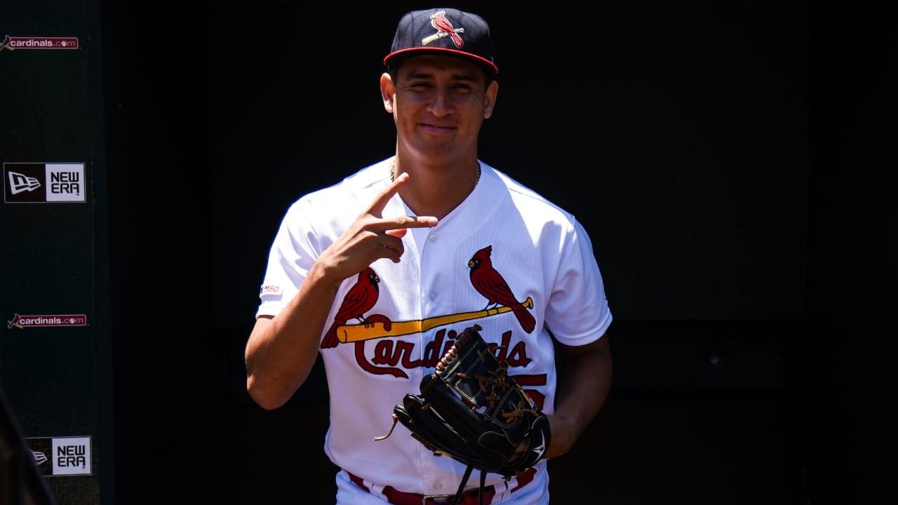 Giovanny Gallegos poncha a tres en el regreso a la actividad de los Cardenales