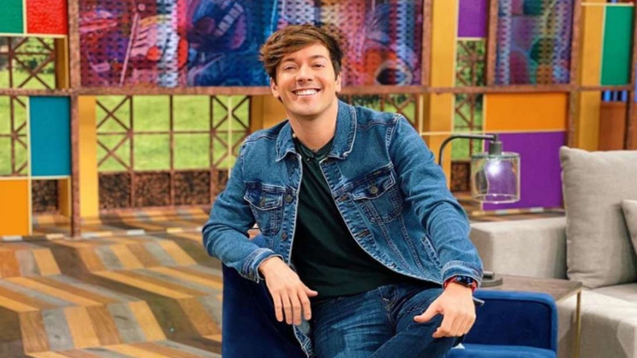 Roger González, conductor de ‘VLA’, convierte su departamento en todo un ‘antro’