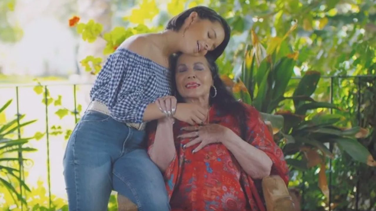 Ángela Aguilar llena de ternura a fans de Instagram al felicitar a su abuela: “Te amo”