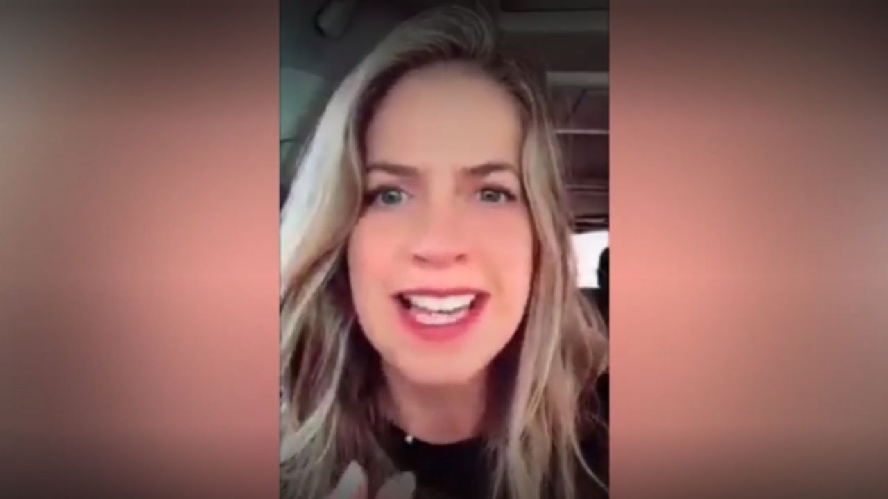 VIDEO: Acusan a mujer por “discriminar y humillar” a empleada doméstica al jugarle una broma