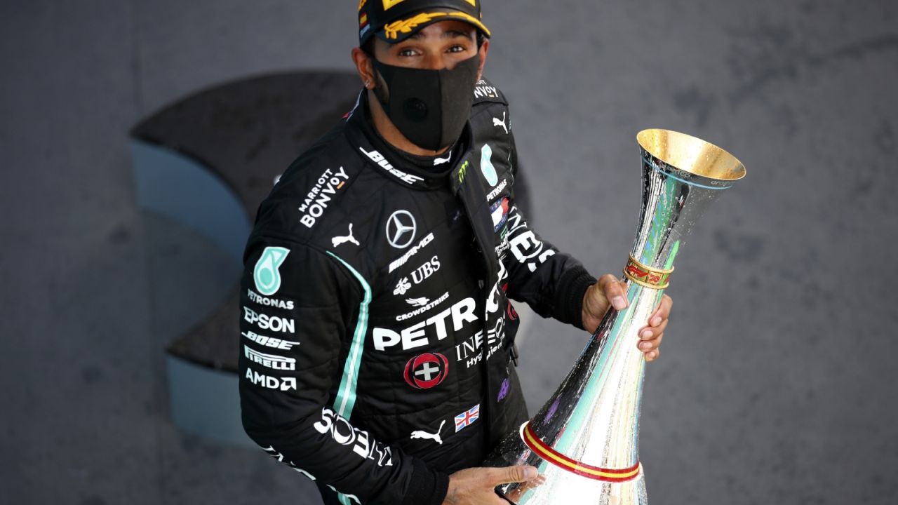 Hamilton reina en España y acecha récord de Michael Schumacher en la F1
