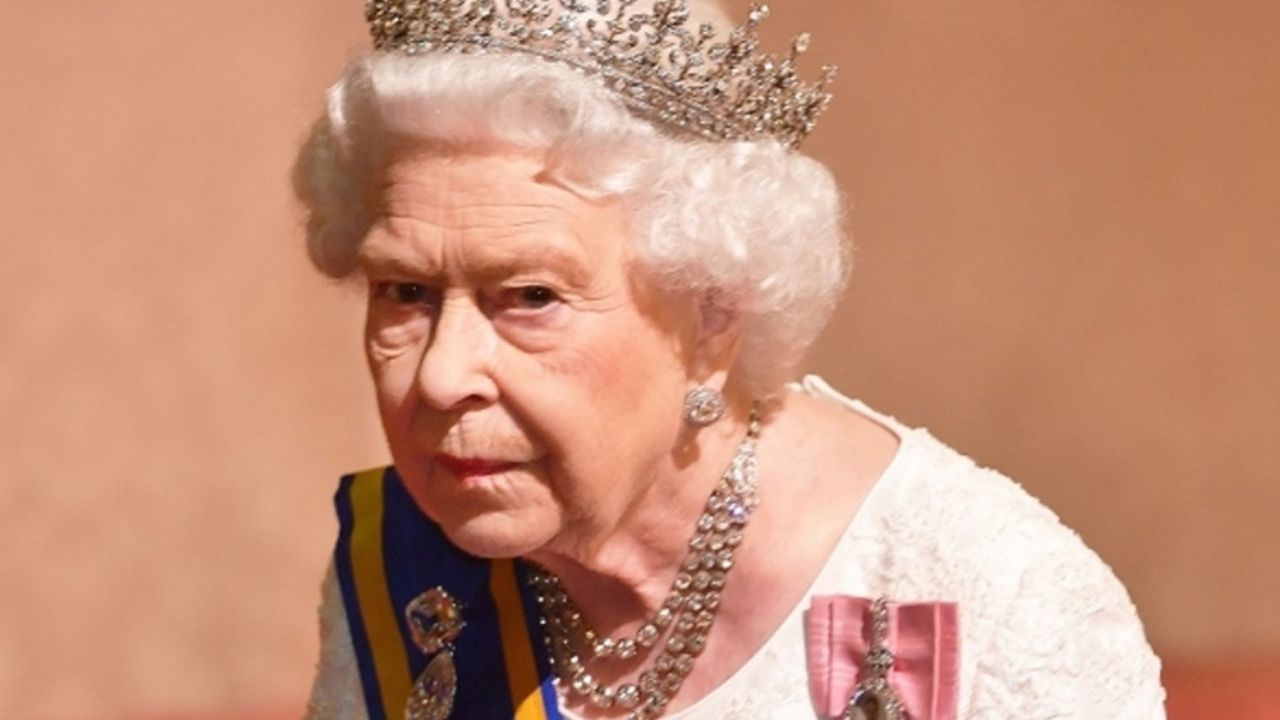 Puñalada a la Reina Isabel II: Asistente de la monarca le roba valioso objeto