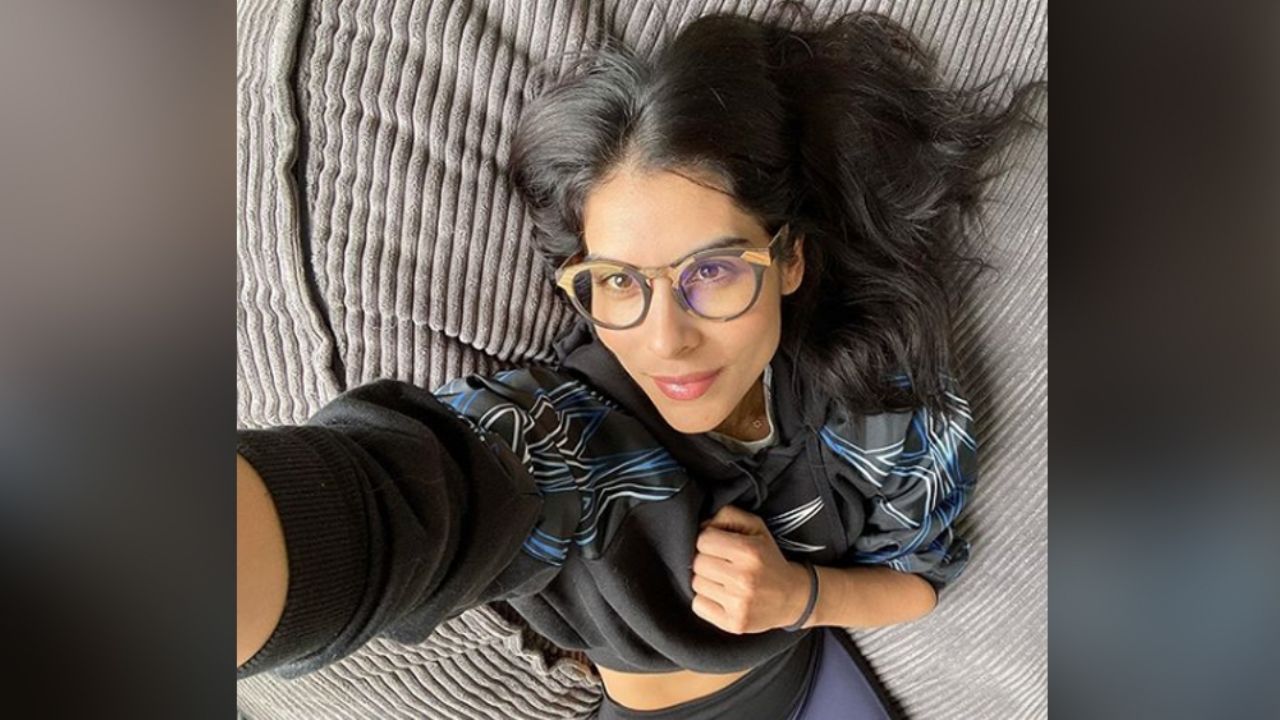 María León enloquece Instagram al bailar jazz en espectacular vestido rosado