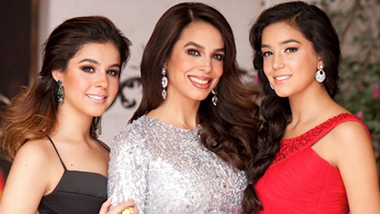 Hijas de Bibi Gaytán imitan ‘looks’ noventeros de su madre y sorprenden con parecido