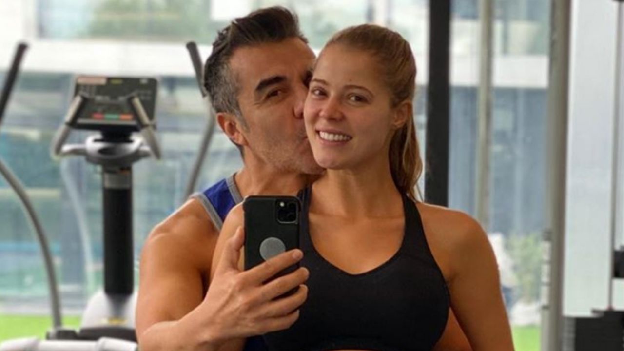 Adrián Uribe presume la enorme barriga de 7 meses de su novia Thuany Martins