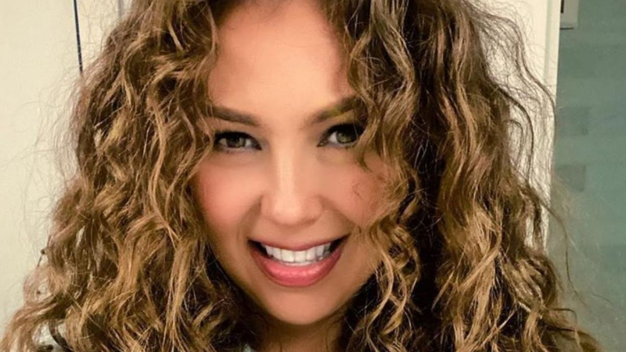 Thalía cautiva y enloquece a Tommy Mottola y a sus fans con foto en sofá: “Me mueve”