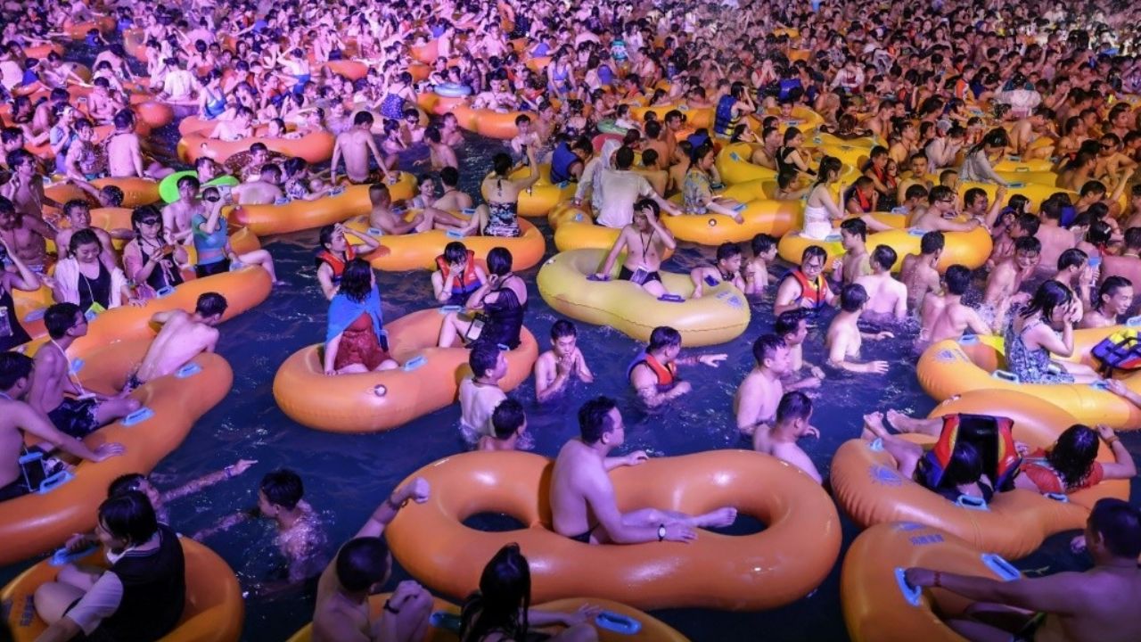 En plena crisis por Covid-19, Wuhan protagoniza una macrofiesta en un balneario que indignó al mundo entero
