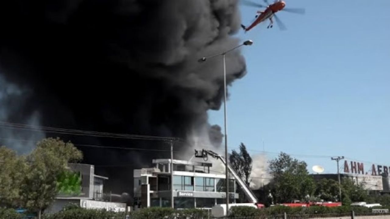 VIDEO: Fuerte incendio acaba con una planta de reciclaje de plástico en Grecia